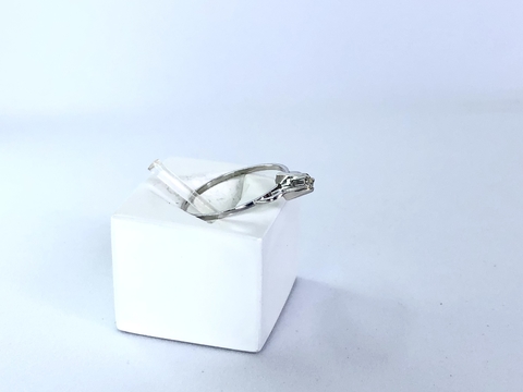 Anel Solitário em Ouro Branco e Diamante