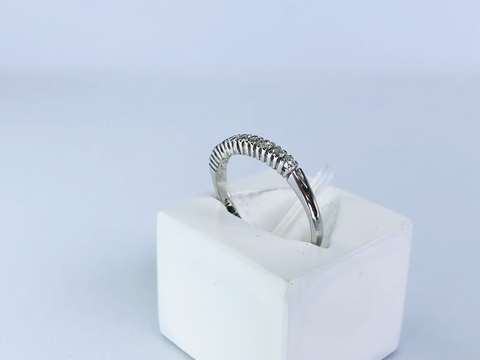 Anel Meia Aliança em Ouro Branco e Diamantes