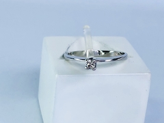 Anel Solitário em Ouro Branco e Diamantes - comprar online