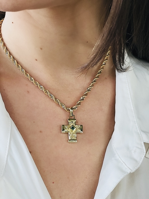 Pingente de Cruz em Ouro 18k, Diamantes e Esmeralda
