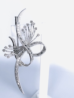 Broche em Ouro Branco e Diamantes na internet