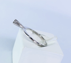 Anel Solitário em Ouro Branco e Diamantes na internet