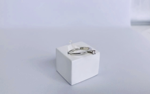 Anel Solitário em Ouro Branco e Diamantes