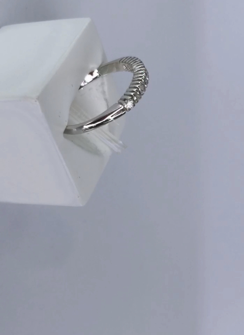 Anel Meia Aliança em Ouro Branco e Diamantes