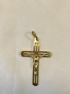Pingente de Crucifixo em Ouro 18k - Jolig | Joias de alta qualidade em ouro 18k, prata e pedras preciosas desde 1991