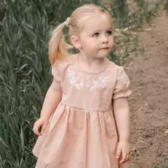 Vestido bordado de tusor liviano