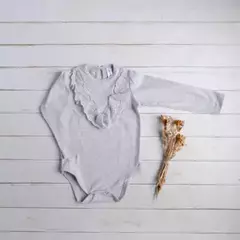 Body gris con volados en brodery
