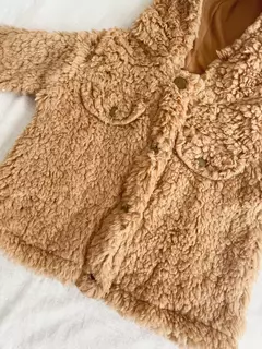 Saquito peludito con botones a presión mini bebe