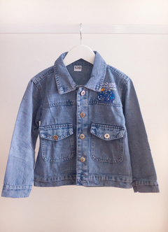 Campera liviana con estampa de jean