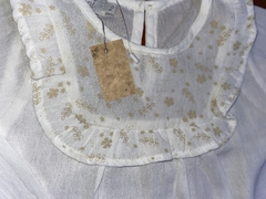 Blusa de gasa de algodón. Con volado y estampa