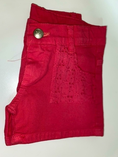 Short rojo con bolsillo de broderie