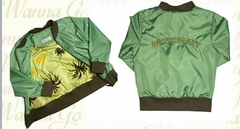 campera de cire (rompevientos) con forro estampado y bordado en espalda