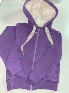Campera de frisa liviana con corderito en la capucha