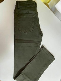 Pantalón de gabardina. Verde. - comprar online