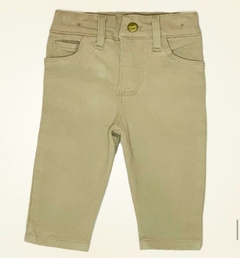 Pantalon de Gabardina Elastizada con Proceso de Suavizado. Color arena.