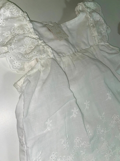Blusa bordada con mangas fruncidas - comprar online