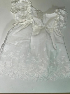 Blusa bordada con mangas fruncidas