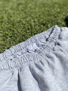 Short Gris en internet