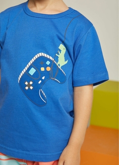 Conjunto Infantil Menino Camiseta estampa game e short tactel da Alphabeto aqui na Suricatto Moda Infantil em Aracaju Sergipe e Belo Horizonte