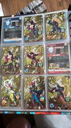 Imagen de 671 cartas de dragon ball héroes + 26 packs sellados Vjump + 100 slaves + binder con 25 micas