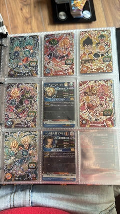 671 cartas de dragon ball héroes + 26 packs sellados Vjump + 100 slaves + binder con 25 micas - Gamebusters