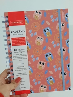 CADERNO COLEGIAL 1M DECORADO CONTAINER CORUJA