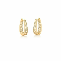 ARGOLA TRIANGULAR COM ZIRCÔNIAS BRANCAS BANHADA A OURO