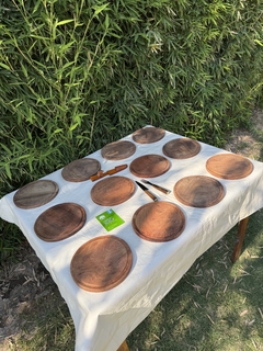 Imagen de PLATOS DE ALGARROBO RÚSTICOS REDONDOS X 6 UNIDADES