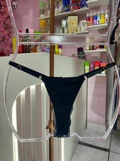 Calcinha Fio renda forrada com pingente preto - comprar online
