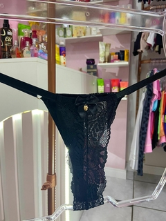 Calcinha Fio renda forrada com pingente preto