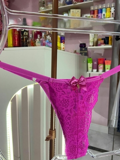Calcinha Fio renda forrada com pingente rosa barbie