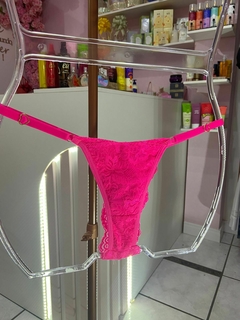 Calcinha Fio renda forrada com pingente pink neon - comprar online
