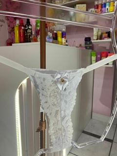 Calcinha Fio renda forrada com pingente branco