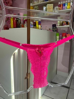 Calcinha Fio renda forrada com pingente pink neon