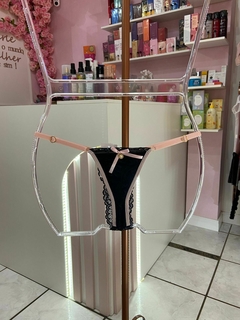 Calcinha Fio renda forrada com pingente laço e pingente preto com rosê - comprar online