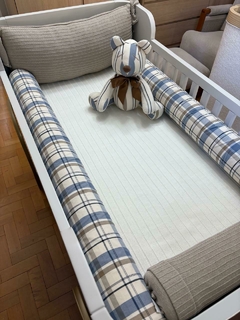Kit de Berço com Rolos em Tricot e Tecido Xadrez Exclusivo - 6 Peças - Quartinho do Bebê