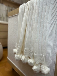 Manta de Colo em Tricot com 16 Pompons - comprar online