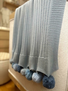 Manta de Colo em Tricot com 16 Pompons na internet
