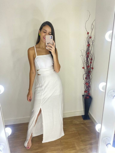 Vestido Agnes 100% viscose com fenda na lateral bojo e alças ajustaveis.