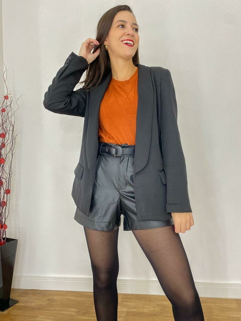 Blazer Safira em alafaiataria modelo alongado, com ombreiras e forrado.