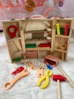Juguete didáctico. Caja de herramientas de madera