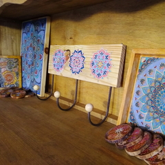 Cabideiro de parede de madeira com mandala floral 3 ganchos. - Mama Gipsy