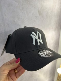 Boné NY cinza