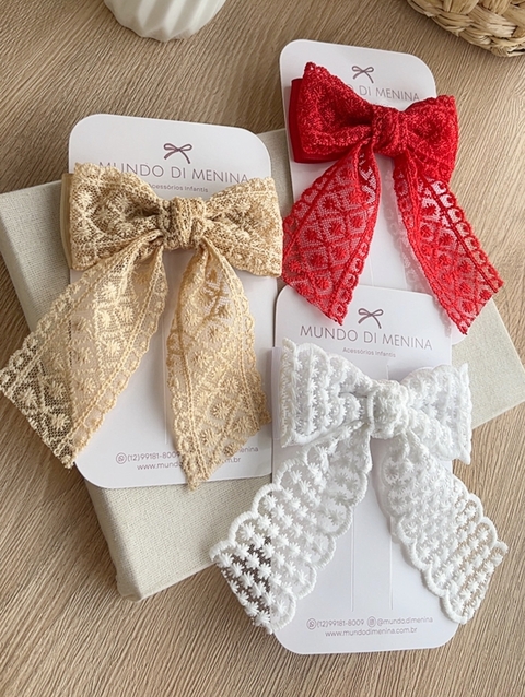 Laço com pontas em renda