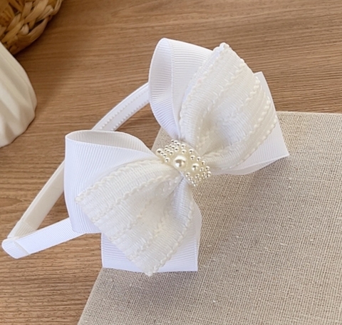 Tiara branca pérolas