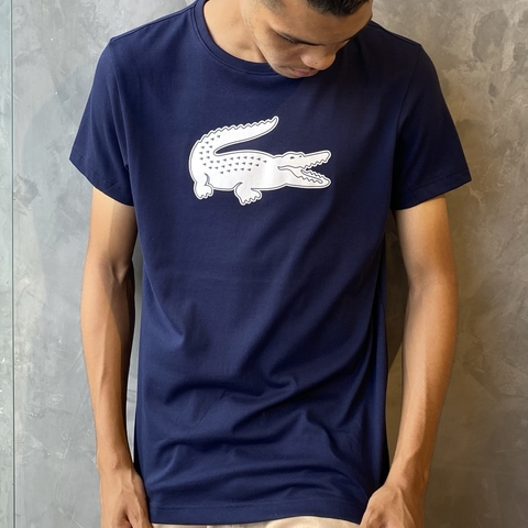 CAMISETA LACOSTE SPORT JÉERSEI ESTAMPA 3D DE CROCODILO - AZUL MARINHO