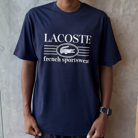 CAMISETA LACOSTE ESTAMPADA FRENCH SPORTSWEAR- AZUL MARINHO