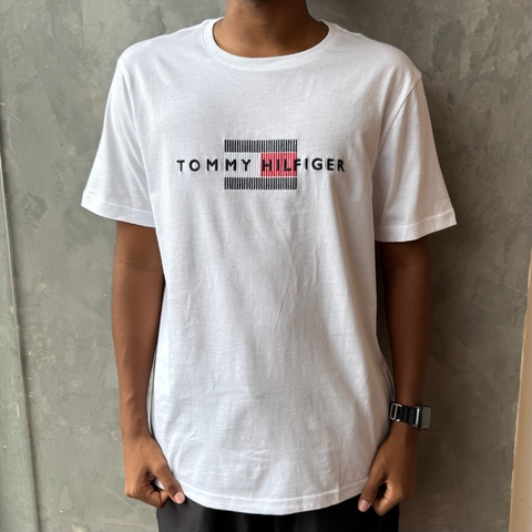 CAMISETA TOMMY HILFIGER BORDADO EM RELEVO - BRANCO