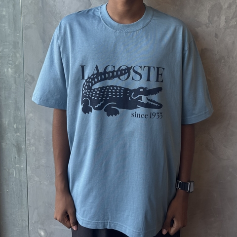 CAMISETA LACOSTE ESTAMPADA SINCE 1933 - AZUL TURQUESA