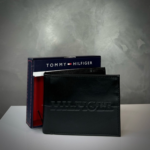 CARTEIRA TOMMY HILFIGER EM COURO ESCRITO